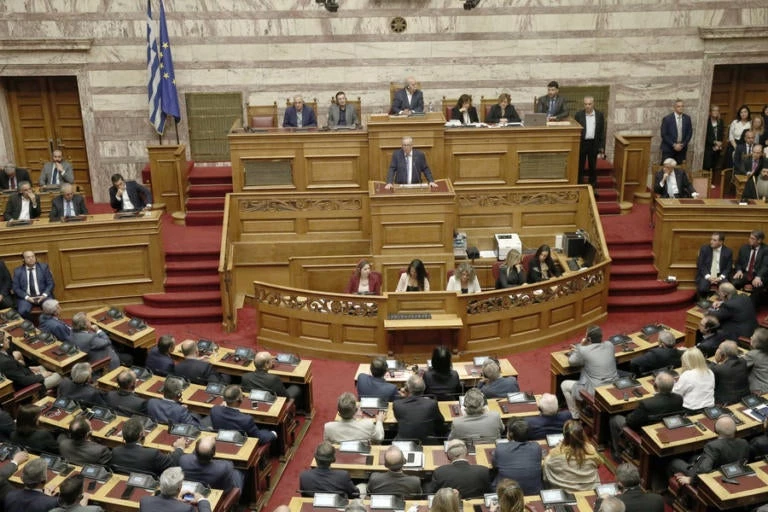 Αίσχος! Κατέθεσαν διάταξη για αυξήσεις στις αποδοχές στελεχών της ΔΕΚΟ – Την απέσυραν μετά την κατακραυγή